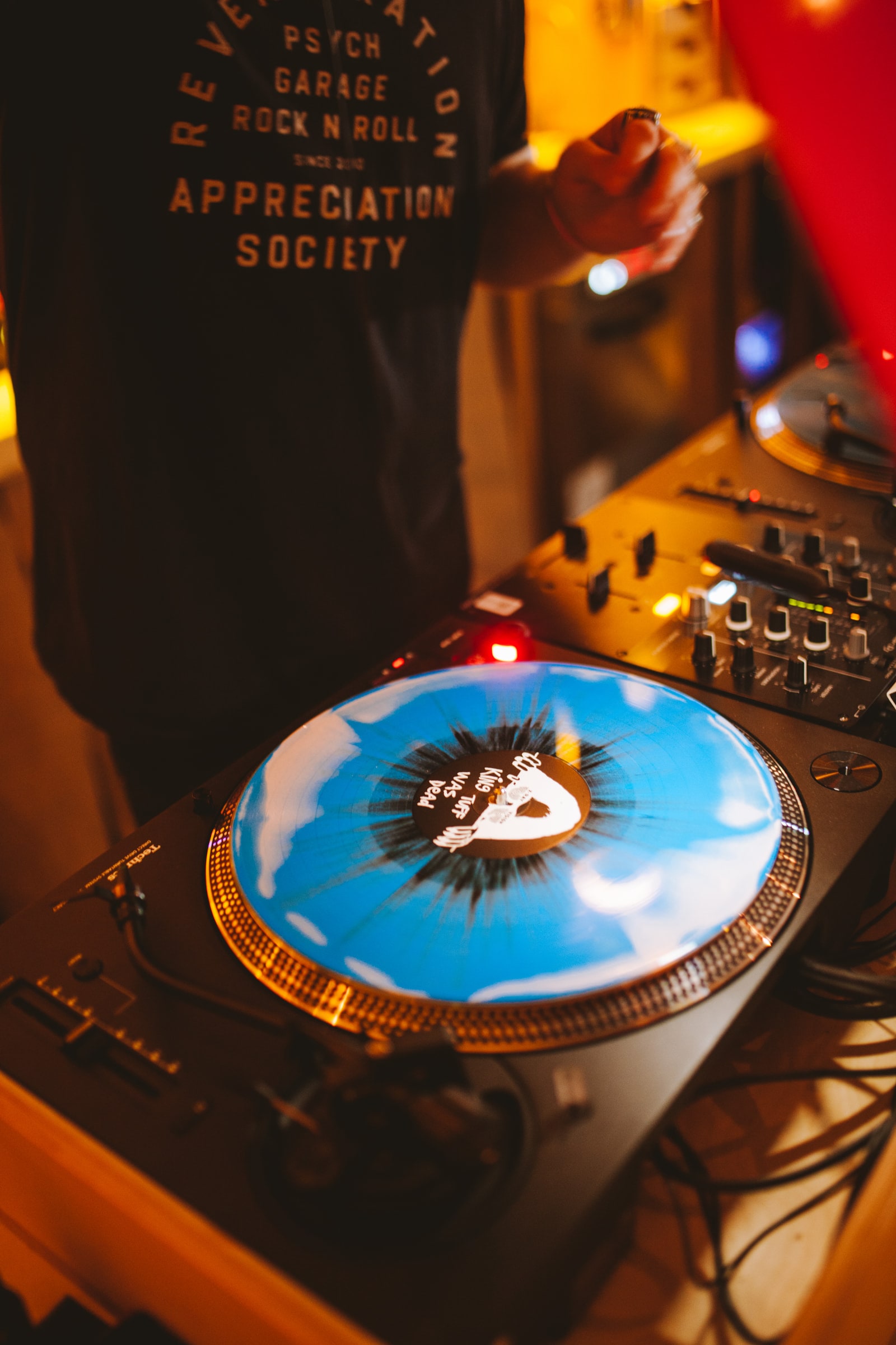 Blue marble vinyl spinning on a turntable at Analogue Room vinyl lounge in Solvang